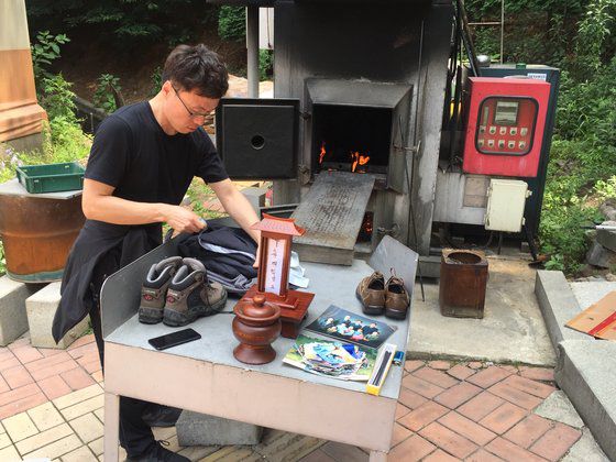 길해용씨가 고인의 유품들을 모아 소각을 하고 있다.길해용씨 제공