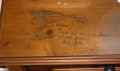 마이클 잭슨이 침대 옆 나무 작은 탁자에 새긴 문구. '우리 아이들을 아끼고 구해주세요. 한국은 '신'이고 무주는 사랑. 영원한 사랑을 담아'(LOVE and SAVE OUR CHILDREN. KOREA IS GOD AND MUJU IS LOVE. LOVE always)'라고 써 있다. Michael Jackson Republic=연합뉴스