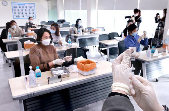 지난 16일 오후 서울 중구 대한간호협회 서울·강원 취업인력교육센터에서 코로나19 감염병 전담병원, 중증 환자 치료 전담병원, 생활치료센터에 투입될 간호사들을 대상으로 신종 코로나바이러스 감염증(코로나19) 백신 접종 교육이 실시되고 있다.  [연합뉴스]