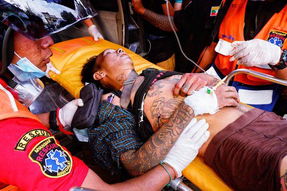 20일 미얀마 만달레이에서 정부군 발포로 최소 2명이 사망했다. 부상자가 들것에 실려가는 모습 [로이터=연합뉴스]