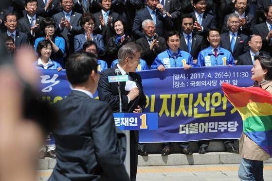 문재인 대통령은 2017년 4월 대선 TV토론에서 "동성애에 반대하냐"는 당시 홍준표 자유한국당 후보의 질문에 "반대한다. 다만 차별은 반대한다"는 취지의 답변을 내놨다가, 성소수자 인권 단체의 항의를 받기도 했다. 사진은 2017년 4월 26일 기자회견장에서 인권단체 회원들이 문 후보에가 항의하는 모습. 중앙포토