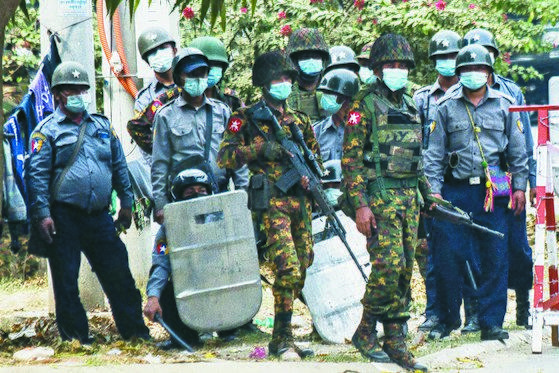 제2 도시 만달레이에서 저격 소총과 곤봉으로 무장한 군경. [AFP=연합뉴스]