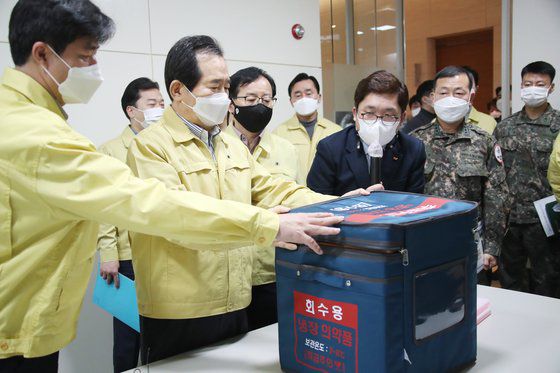 정세균 국무총리가 20일 경기도 성남시 분당구 SK바이오사이언스 본사를 방문해 코로나19 백신을 운반할 의약품 운송용기를 보고 있다. 연합뉴스