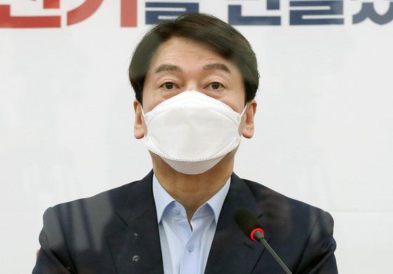 안철수 국민의당 대표가 22일 오전 서울 여의도 국회에서 열린 최고위원회의에서 모두발언을 하고 있다. 오종택 기자