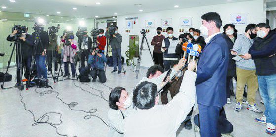 신무철 한국배구연맹(KOVO) 사무총장이 16일 서울 마포구 상암동 한국배구연맹에서 열린 배구계 학교폭력 근절 및 예방 방안을 논의하기 위한 비상대책회의를 마친 후 브리핑을 하고 있다. 뉴스1