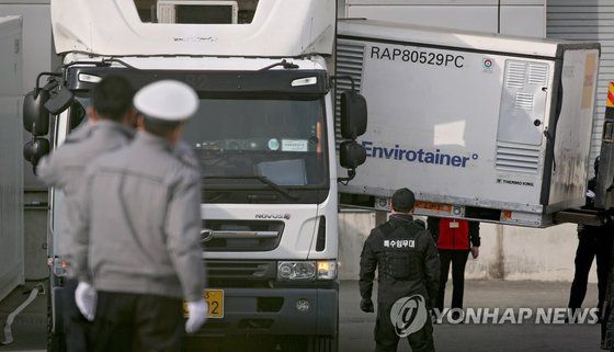 24일 오전 경북 안동 SK바이오사이언스 공장에서 생산된 아스트라제네카 백신이 보관창고로 이송되기에 앞서 수송 차량에 실리고 있다. 연합뉴스