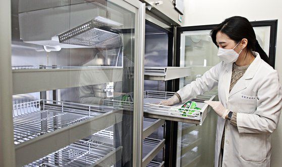 24일 오후 서울시 동작보건소에 마련된 신종 코로나바이러스 감염증(코로나19) 예방접종센터에서 보건소 관계자가 아스트라제네카 코로나19 백신이 보관될 초저온 냉동고에 소독작업을 하고 있다. 뉴스1