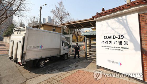 지난 21일 오전 서울 중구 국립중앙의료원에 마련된 중앙예방접종센터에 의료원 차량이 들어가고 있다. 오는 26일부터 신종 코로나바이러스 감염증(코로나19) 백신 예방접종이 시작될 예정이다. 연합뉴스