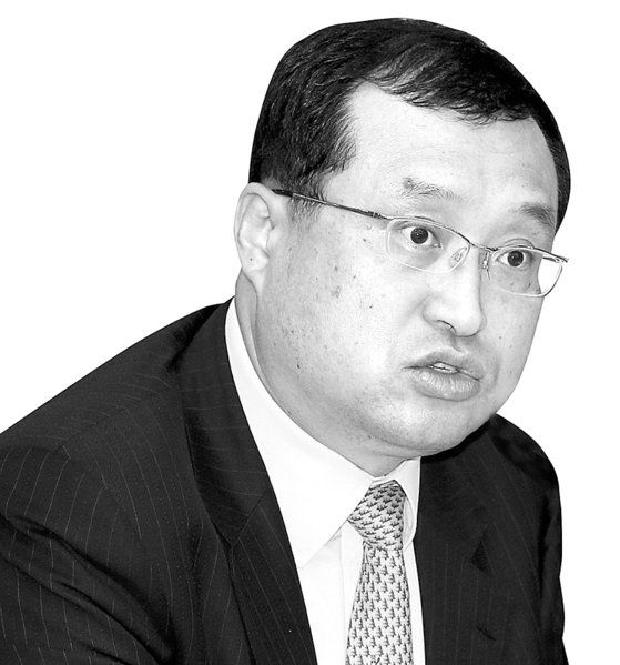 더불어민주당이 지난 28일 '사법농단 의혹'을 받는 임성근 부장판사에 대해 탄핵소추를 추진하기로 했다. 사진은 임성근 부장판사. 연합뉴스