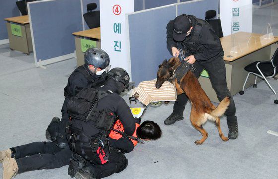 지난 23일 부산 부산진구 부산시민공원 내 코로나19 백신접종센터에서 경찰특공대가 테러범을 진압하는 현장 적응훈련을 실시하고 있다. 송봉근 기자