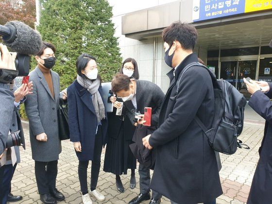 을왕리 사고 차량 동승자 B씨가 재판을 마치고 나와 C씨 유족에 대한 사과인사를 하고 있다. 심석용기자