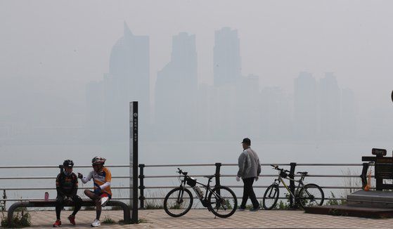 부산지역 초미세먼지와 미세먼지 농도가 나쁨 상태를 보인 2019년 6월 19일 부산 남구 이기대에서 바라본 해운대 마린시티의 빌딩이 윤곽만 보이고 있다. 송봉근 기자