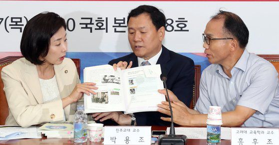2019년 6월 27일 당시 나경원 자유한국당 원내대표(왼쪽)가 국회에서 열린 '문재인 정권 사회 교과서 불법 조작 사태 긴급간담회'에서 진주교대 박용조 교수(가운데) 등과 조작된 교과서를 보고 있다. 변선구 기자