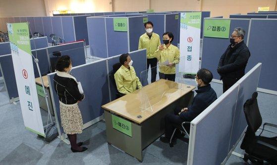 본격적인 코로나19 백신 접종을 앞둔 지난 23일 서은숙 부산진구청장 등 관계자들이 부산진구 부산시민공원 백산홀에 설치된 부산진구 코로나19 예방접종센터를 방문해 시설물과 준비상황을 점검하고 있다. 송봉근 기자