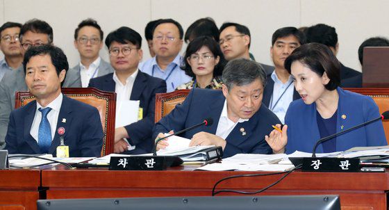 2019년 6월 29일 국회 교육위원회 전체회의에 참석한 유은혜 사회부총리 겸 교육부 장관과 박백범 교육부 차관이 이야기를 나누고 있다. 변선구 기자