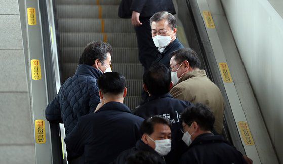 문재인 대통령이 25일 오후 부산 부산진구 부전동 부전역에서 열린 ‘동남권 메가시티 구축 전략 보고’ 행사에 참석한 뒤 이낙연 더불어민주당 대표와 김태년 원내대표 등과 이야기를 나눈 뒤 이동하고 있다. 청와대사진기자단