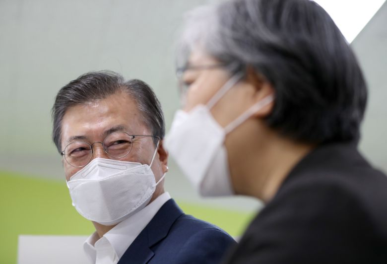 문재인 대통령이 코로나19 접종이 시작된 26일 오전 서울 마포구 성산동 마포구보건소를 찾아 정은경 질병관리청장과 함께 접종자를 기다리며 이야기를 나누고 있다. 청와대사진기자단