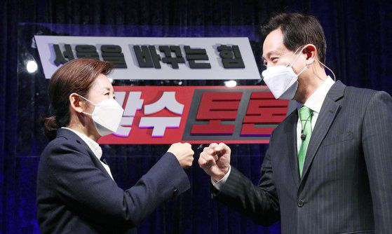 4·7 서울시장 보궐선거 국민의힘 예비후보 나경원 전 의원(왼쪽)과 오세훈 전 서울시장이 23일 서울 용산구 백범김구기념관에서 열린 맞수토론에 앞서 주먹 인사를 하고 있다. [국회사진기자단]