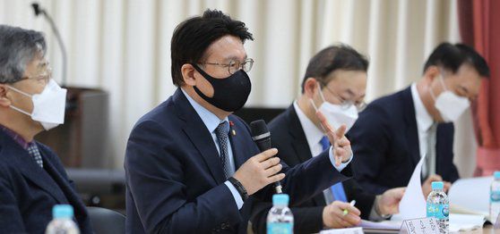 황운하 더불어민주당 의원(왼쪽에서 두번째)이 지난달 23일 '수사-기소 완전 분리를 위한 중대범죄수사청(중수청) 설치 입법 공청회'에서 인사말을 하고 있다. 뉴스1