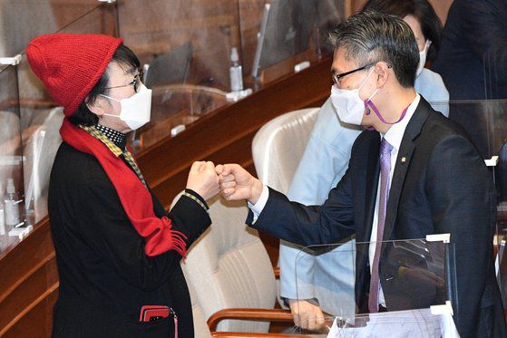 민주당의 서울시장 보궐선거 단일화 대상인 김진애 열린민주당 의원(왼쪽)와 조정훈 시대전환 의원. 오종택 기자