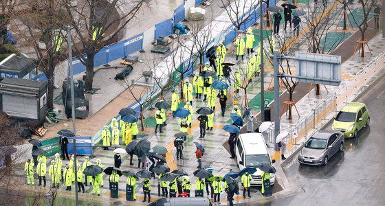 102주년 3·1절인 1일 보수단체들의 집회가 열린 서울 종로구 세종대로 일대에서 경찰이 철제 펜스를 설치한 뒤 경계근무를 하고 있다. 뉴스1