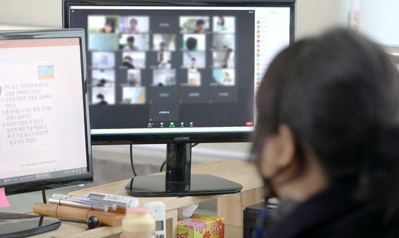 지난해 12월 15일 오전 인천 남동구의 한 초등학교에서 한 교사가 원격 수업을 하고 있다. 뉴스1