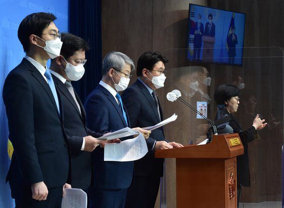 황운하 더불어민주당 의원(사진 오른쪽에서 두 번째)이 지난해 12월 9일 오전 서울 여의도 국회 소통관에서 중대범죄수사청법 발의 기자회견을 하고 있다. 이 기자회견은 '검찰개혁 시즌 2'의 신호탄으로 해석됐다. 사진 왼쪽부터 같은 당 소속 장경태(사진 왼쪽부터), 김승원, 민형배 의원. 뉴스1