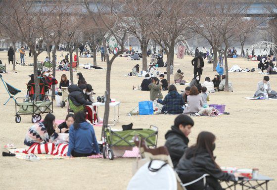 28일 오후 서울 여의도 한강공원을 찾은 시민들이 휴식을 취하고 있다. 뉴스1