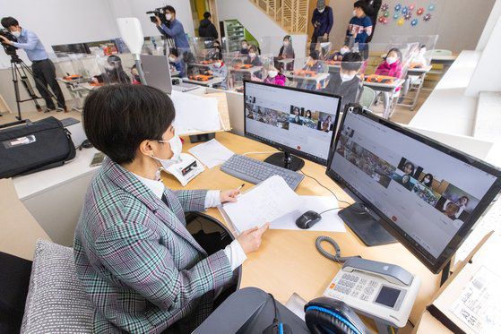 2일 오전 서울시 강남구의 한 초등학교에서 첫 등교를 한 1학년 학년 담임교사가 온라인으로 학부모들에게 공지사항을 전달하고 있다. [사진 공동취재단]