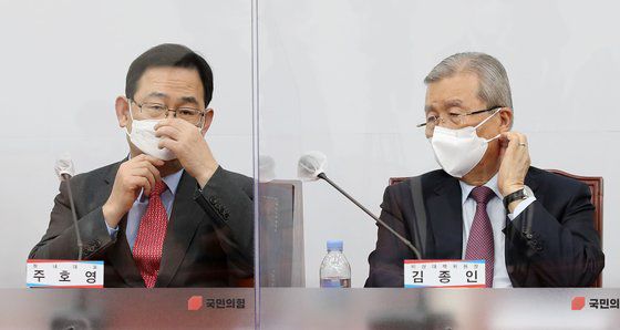 국민의힘 김종인 비상대책위원장과 주호영 원내대표가 2일 오전 서울 여의도 국회에서 열린 비상대책위원회의에서 마스크를 고쳐쓰고 있다. 2021.3.2 오종택 기자