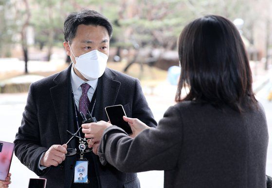 김진욱 고위공직자범죄수사처(공수처)장이 2일 오전 경기 정부과천청사 공수처로 출근, 취재진 질문에 답하고 있다. 뉴스1