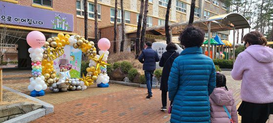 전국 유치원과 초·중·고교의 등교가 시작된 2일 오전 경기도 수원시 다솔초등학교에서 1학년 학생과 학부모들이 포토존에서 기념사진을 찍고 있다. 채혜선 기자