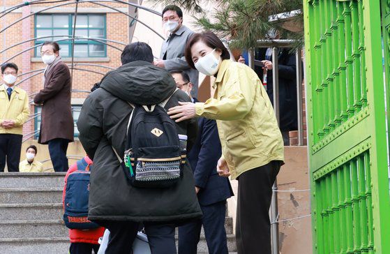 유은혜 사회부총리 겸 교육부 장관이 2021학년도 새 학기 개학날인 2일 서울의 한 초등학교를 방문, 학생들에게 인사하고 있다. [사진 교육부]