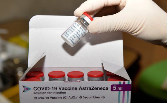 2일 세종시 보건소에서 의료진이 요양병원 종사자 등에게 아스트라제네카 백신을 접종하기위해 냉장고에서 꺼내고 있다. 김성태 기자