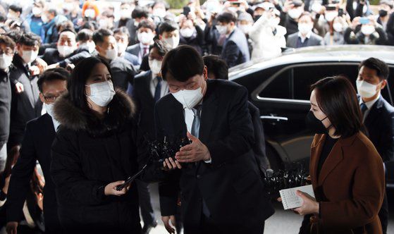 윤석열 검찰총장이 3일 오후 직원과의 간담회를 위해 대구고검과 지검을 방문하며 취재진의 질문을 받고 있다. 연합뉴스