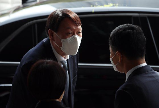 윤석열 검찰총장이 3일 오후 직원과의 간담회를 위해 대구고검과 지검을 방문한 가운데 도착 직후 직원들과 인사를 나누고 있다. 연합뉴스