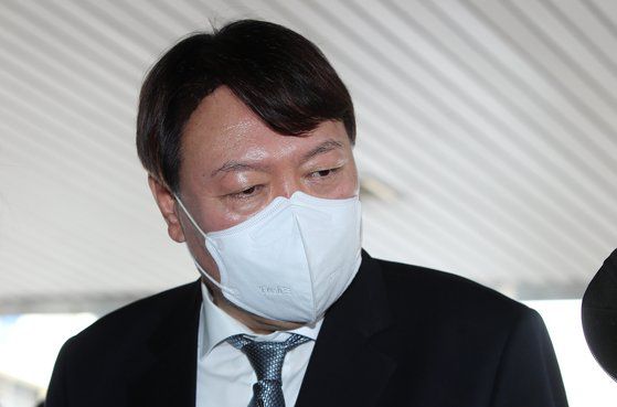 윤석열 검찰총장이 지난 3일 오후 직원과의 간담회를 위해 대구고검과 지검을 방문한 자리에서 취재진의 질문에 답하고 있다. 연합뉴스