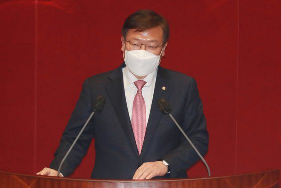 현장풀) 정점식 국민의힘 의원이 1일 오후 서울 여의도 국회에서 열린 본회의에서 법률안 제안 설명을 하고 있다. 오종택 기자