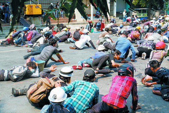 지난 3일(현지시간) 미얀마 제2 도시인 만달레이에서 경찰이 발포하자 시위대가 황급히 땅바닥에 엎드리고 있다. [로이터=연합뉴스]