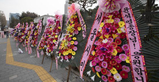 4일 오후 서울 서초동 대검찰청 입구에 윤석열 검찰총장을 지지하는 화환이 줄지어 서 있다. 임현동 기자