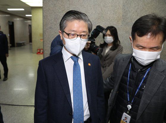 변창흠 국토교통부 장관이 5일 서울 여의도 국회 이낙연 더불어민주당 당대표실로 들어서고 있다.  이 대표는 이날 변 장관과 장충모 한국토지공사(LH) 사장 직무대행을 소환해 LH 전·현직 직원들의 신도시 사전 투기 의혹을 문책했다. 뉴시스