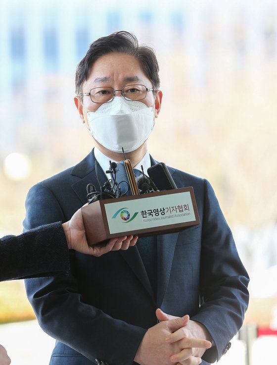 박범계 법무부 장관이 5일 광주지검·고검 앞에서 취재진의 질문에 답변하고 있다. 프리랜서 장정필