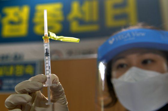 3일 충남 천안 실내배드민턴장에 마련된 대전·충남·세종·충북 중부권역 예방접종센터에서 접종을 주관하는 순천향대학 천안병원 등 의료진이 코로나19 치료를 직접 담당하는 의료진에게 화이자 백신을 접종하기 위해 전용 주사기를 확인하고 있다. 프리랜서 김성태