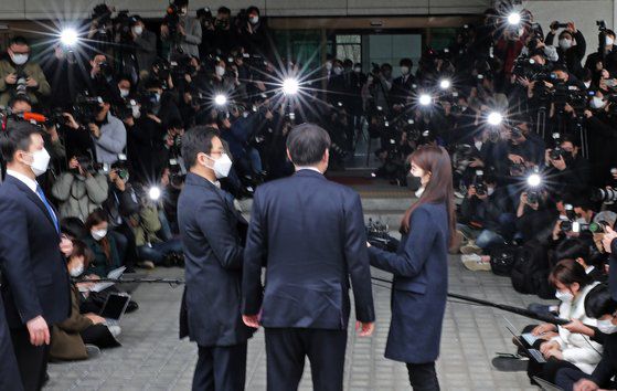 윤석열 검찰총장이 4일 오후 서울 서초구 대검찰청 현관에서 총장직 사퇴 의사를 발표하고 있다. 윤 총장은 최근 '중대범죄수사청' 설치 문제를 두고 여권과 날카롭게 대립해 왔다. 뉴스1
