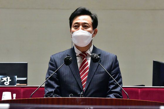 오세훈 국민의힘 서울시장 후보가 5일 오전 서울 여의도 국회에서 열린 당 의원총회에 참석해 인사말을 하고 있다. 뉴스1