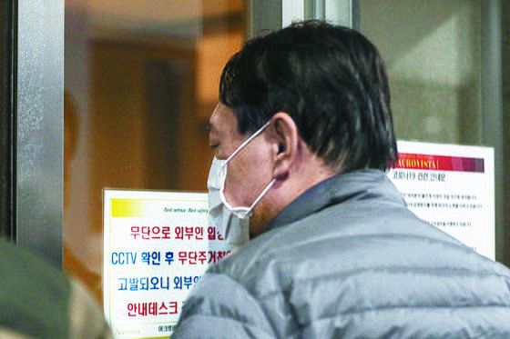 윤석열 전 검찰총장이 7일 오전 서울 서초구 코바나컨텐츠를 나와 자택으로 향하고 있다. 코바나컨텐츠는 윤 전 총장 부인 김건희씨가 운영하는 회사다. 뉴스1