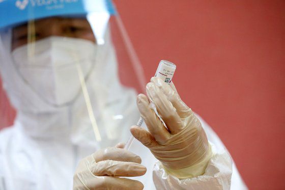 아스트라제네카 백신 첫 접종이 시작된 지난달 26일 서울 광진구보건소에서 의료진이 요양시설 종사자에게 예방접종을 실시하고 있다. 뉴시스