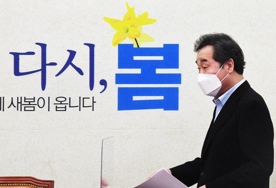 이낙연 더불어민주당 대표가 9일 오후국회에서 퇴임 기자간담회를 하기 위해 당대표실에 들어서고 있다. 오종택 기자