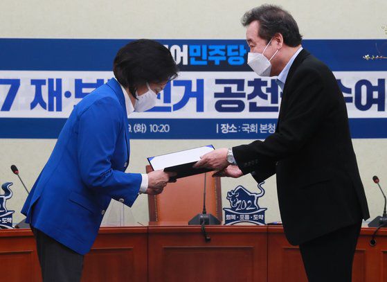 이낙연 더불어민주당 대표가 9일 오전 서울 여의도 국회에서 박영선 서울시장 후보에게 공천장을 수여하고 있다. 오종택 기자