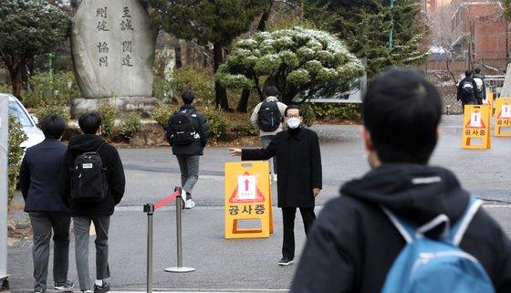 지난 2일 서울 종로구 경복고등학교에서 학생들이 등교하고 있다.  이날 전국 유치원과 초·중·고등학교는 신종 코로나바이러스 감염증(코로나19) '3차 유행' 정체기 속에서 등교수업을 재개했다. 뉴스1